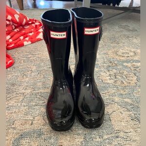 Hunter rain boots
Size 8